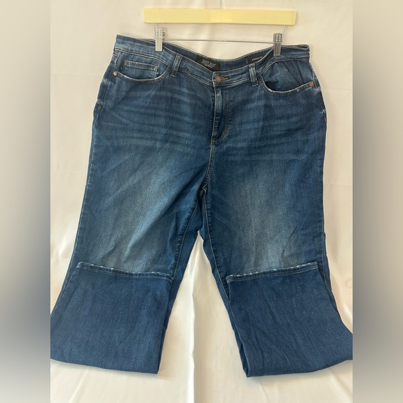 Judy Blue Denim - Judy Blue 15/32 Straight fit relaxed denim jeans
